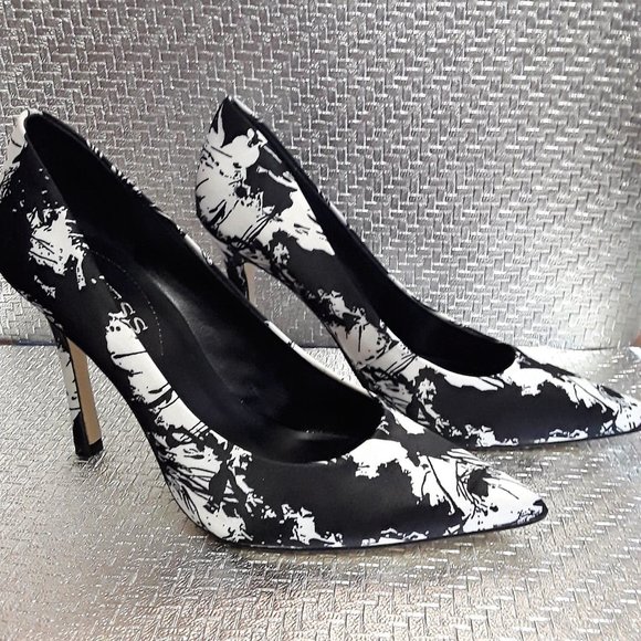💥GUESS Black/White "GWELOY2" Heel | Size 8.5💥 - Picture 2 of 7